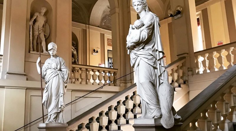 La stupenda scalinata di palazzo Hercolani