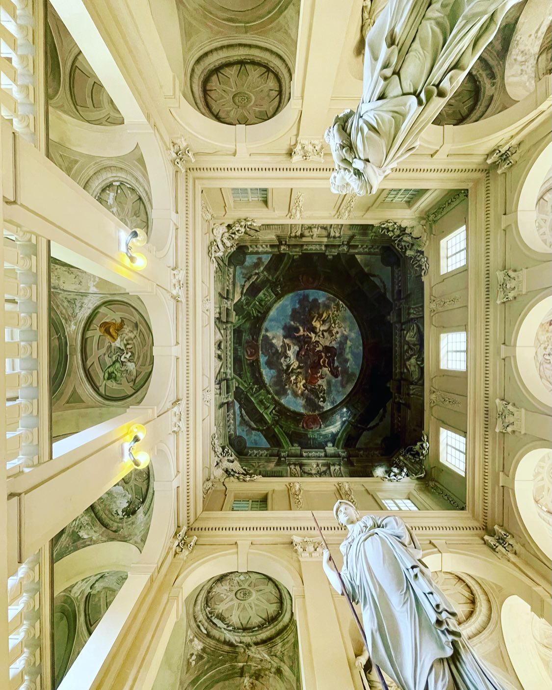 Visuale interna dal basso