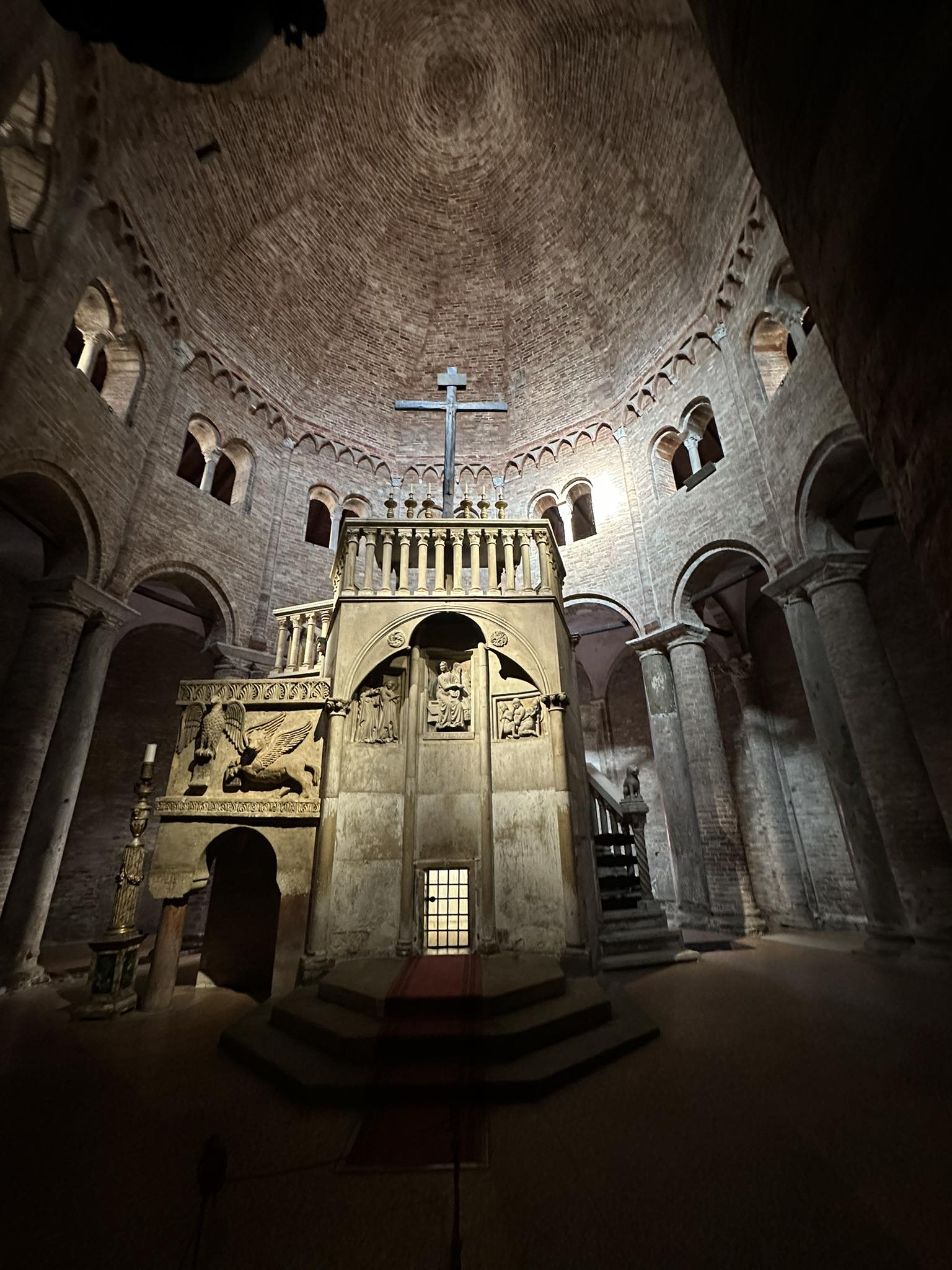 Interno della Basilica di Santo Stefano. Cappella del Santo Sepolcro a Bologna