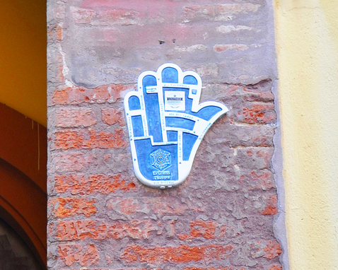 La biblica mano di Miriam che nella forma ricalca i confini del ghetto stesso